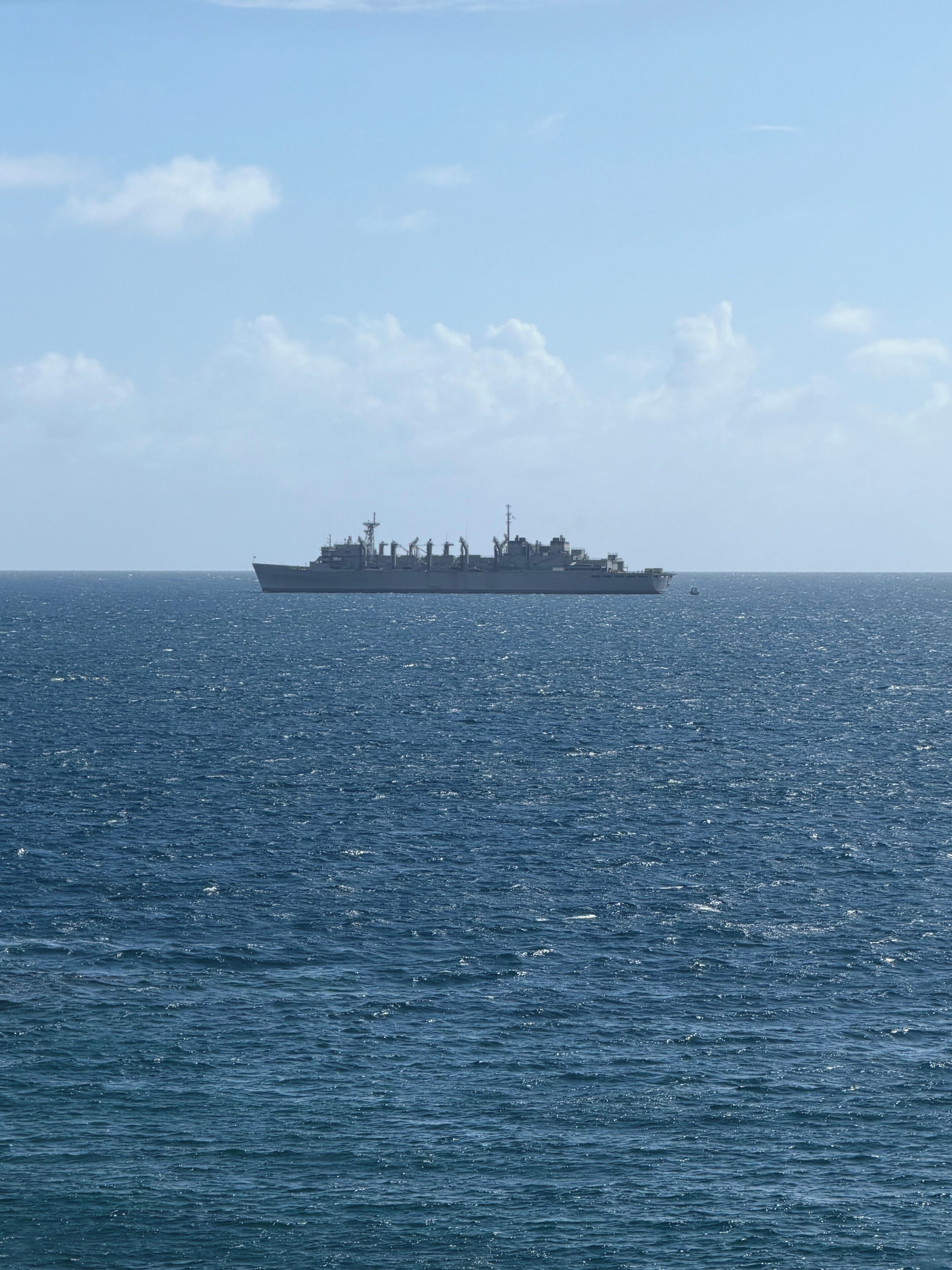 Un barco grande en el océano.