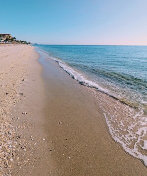 On the beach - SPACIOUS 5-bedroom BEACH HOUSE with PRIVATE POOL (Hollywood)