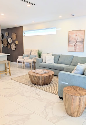 TV - SPACIOUS 5-bedroom BEACH HOUSE with PRIVATE POOL (Hollywood)