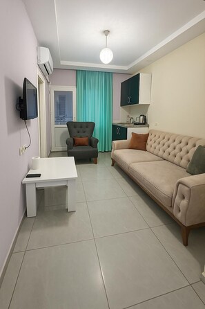 Condo, Balcony, City View | Living area - ileri konaklama (Mersin)