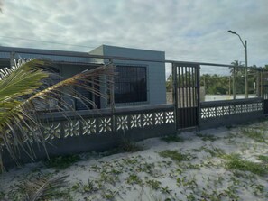 Property grounds - Beachfront house in Ilhéus/BA, perfect for relaxing in comfort and privacy. (Aritaguá)