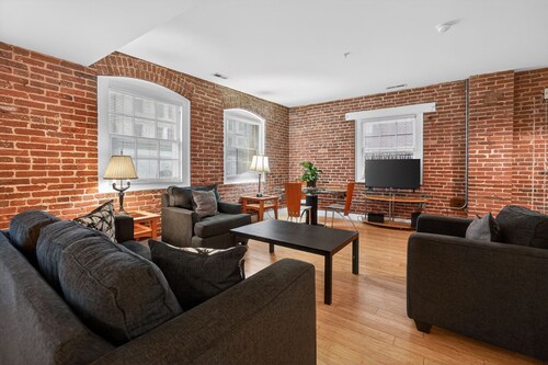 Modern Downtown Stay Near Harbor & Stadiums