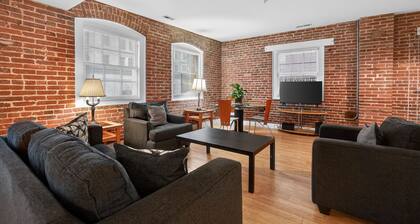 Modern Downtown Stay Near Harbor & Stadiums