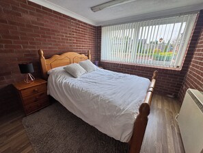 Room - The Pool House.
Set in idyllic country gardens with swimming pool. (Bedford)