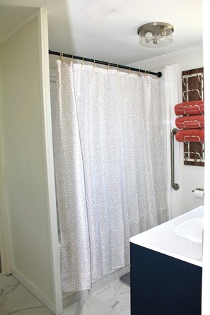 Shower, hair dryer, towels, soap - Cozy Steinhatchee Getaway, Beachy + River Close (Steinhatchee)