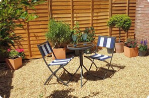 Terrace/patio - Charming Victorian Garden Apartment | Private Kitchen & Bathroom | King Bed (Southampton)