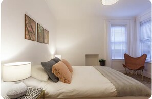1 habitación, tabla de planchar con plancha, wifi gratis y ropa de cama 