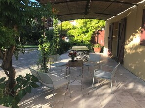 Outdoor dining - Near Cannes, authentic Bastide set in a garden planted with century-old olive trees (mouans sartoux)