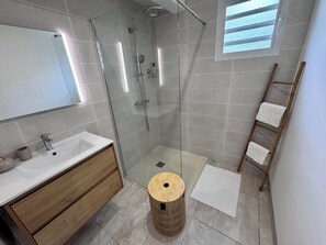 Dusche, Handtücher, Seife, Toilettenpapier