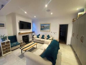 Smart TV - Spacious Family Coastal Escape – Near Gower Beaches, New for 2026 (Sketty)
