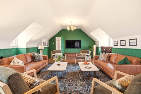 TV. Blackrock House – Iconic Home at Royal Troon