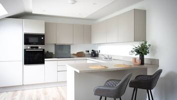 Coffee/tea maker, fridge, microwave, oven