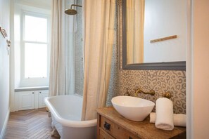 Hair dryer - Stylish & Spacious, Great Transport Links (Paisley)