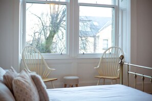 Desk, iron/ironing board, WiFi, bed sheets - Stylish & Spacious, Great Transport Links (Paisley)