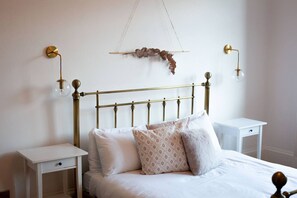Desk, iron/ironing board, WiFi, bed sheets
