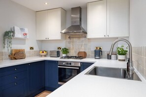 Fridge, microwave, oven, stovetop - Stunning 2 bed flat with parking and garden (Crieff)