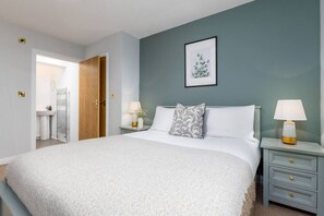 Desk, iron/ironing board, WiFi, bed sheets - Stunning 2 bed flat with parking and garden (Crieff)