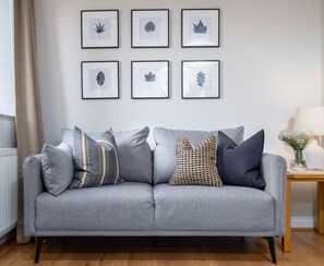 TV - Stunning 2 bed flat with parking and garden (Crieff)