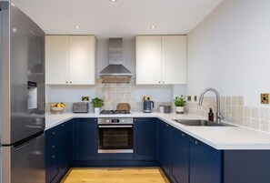 Fridge, microwave, oven, stovetop - Stunning 2 bed flat with parking and garden (Crieff)
