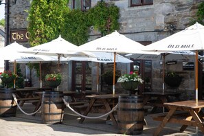 Outdoor dining - Design-led Apartment | Central Pitlochry (Pitlochry)