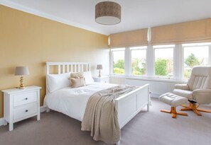 Desk, iron/ironing board, WiFi, bed sheets - Large country home near Glasgow (Waterfoot, Glasgow)
