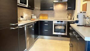 Kaffetrakter/tekoker, kjøleskap, mikrobølgeovn og ovn