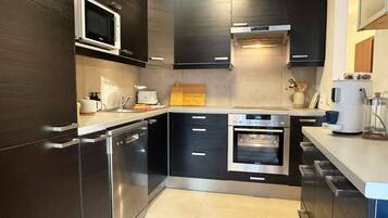 Kühlschrank, Mikrowelle, Ofen, Herdplatte