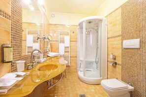 Suite de lujo | Baño | Ducha, secador de pelo, toallas y jabón