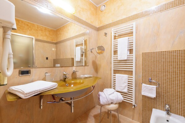 A bathroom with a yellow sink, a mirror, a towel rack, and a toilet. - Grand Hotel del Parco (Stezzano)