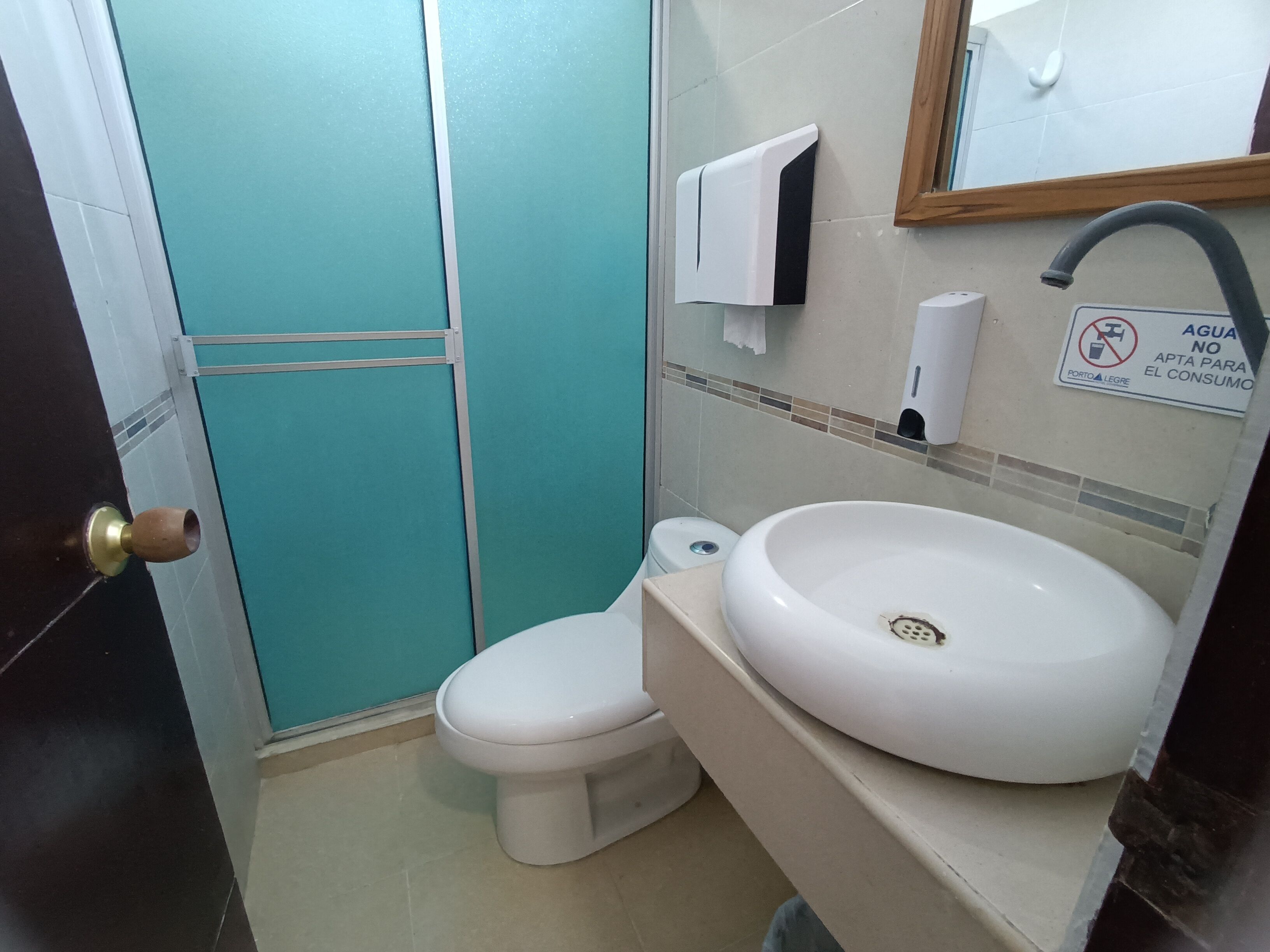 Ducha, toallas, jabón, papel higiénico
