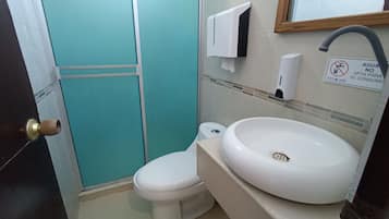 Ducha, toallas, jabón, papel higiénico