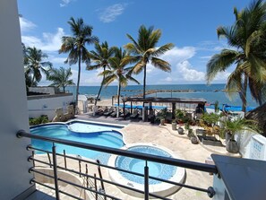 Outdoor pool, sun loungers - Hotel Portoalegre (Coveñas)