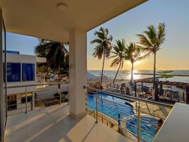Una piscina al aire libre, sillones reclinables de piscina