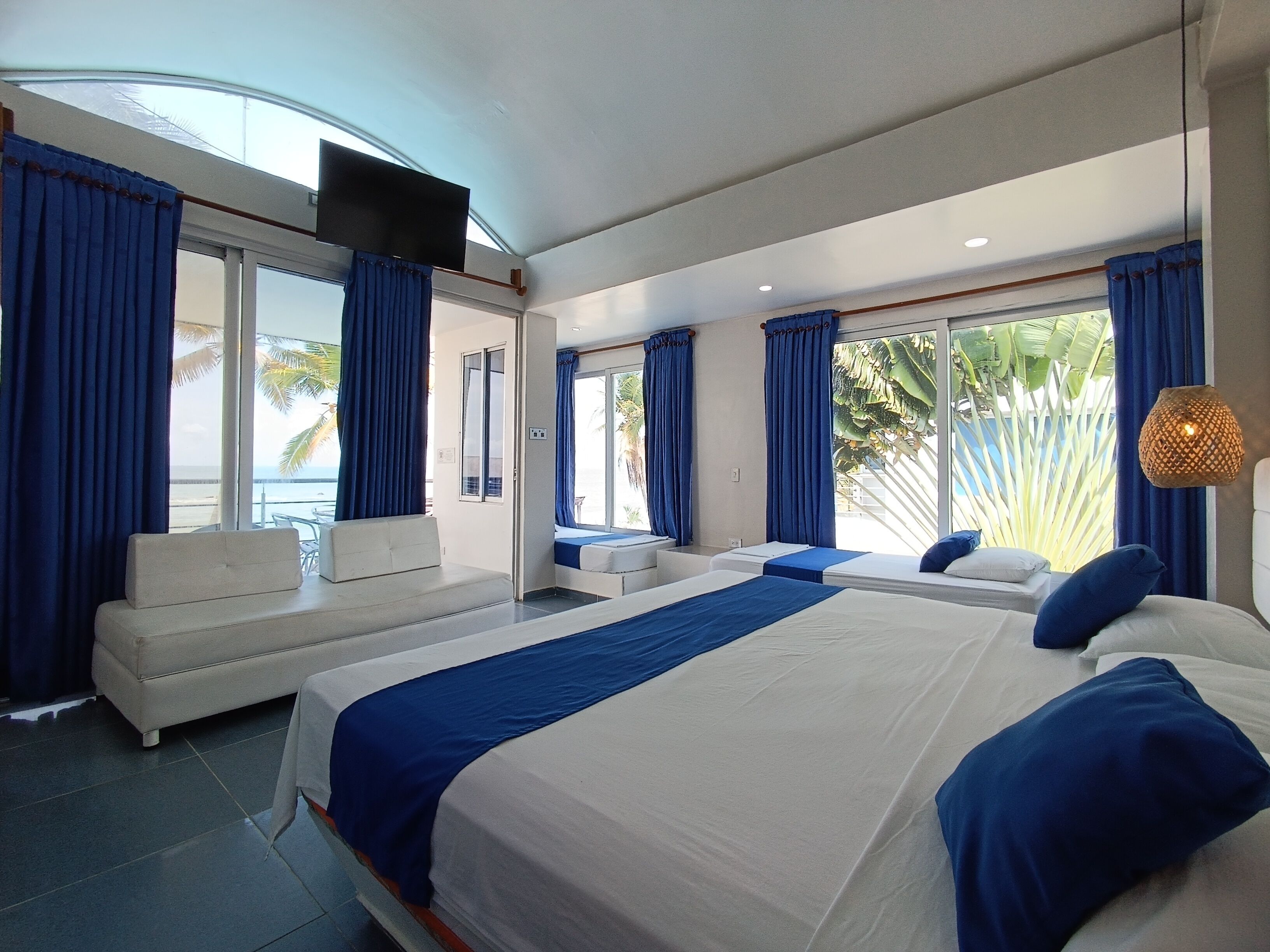 Fyrbäddsrum - utsikt mot stranden