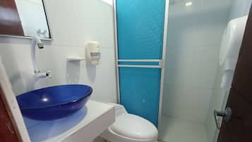 Quarto quádruplo | Banheiro | Chuveiro, toalhas de banho, sabonete, papel higiênico