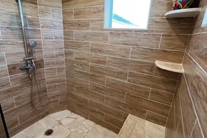 Shower, hair dryer, towels, soap - Stunning 2BR Oceanfront Villa ~ Pool, Jacuzzi & Kayaks ~ 5 Mins to Shoal Bay (Island Harbour)