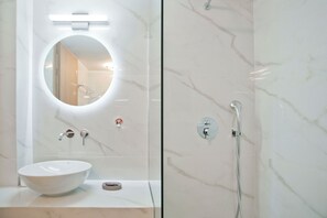 Haartrockner, Handtücher, Seife, Toilettenpapier