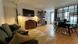 Classic Apartment, Courtyard View | Living area - Appartement Place de la Madeleine (Paris)