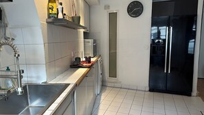 Căn hộ phong cách cổ điển, quang cảnh sân vườn | Bếp riêng