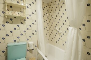 Shower, hair dryer, towels - 'Plaza Nueva' Apartment with Balcony, Wi-Fi and Air Conditioning (Sevilla)
