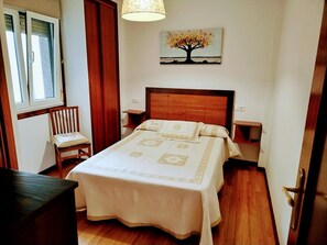 Iron/ironing board, bed sheets