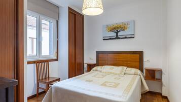 Iron/ironing board, bed sheets