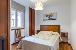 Iron/ironing board, bed sheets