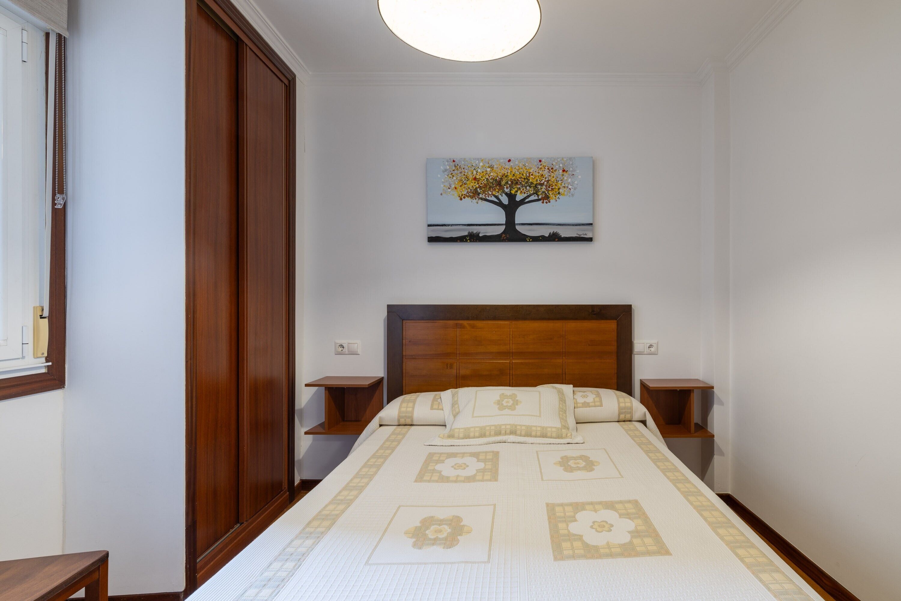 Iron/ironing board, bed sheets