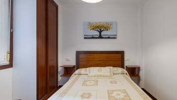 Iron/ironing board, bed sheets