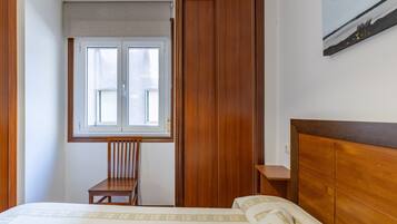 Iron/ironing board, bed sheets