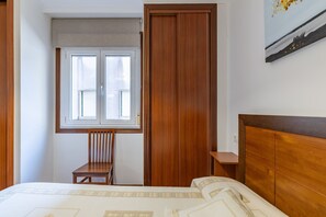 Iron/ironing board, bed sheets