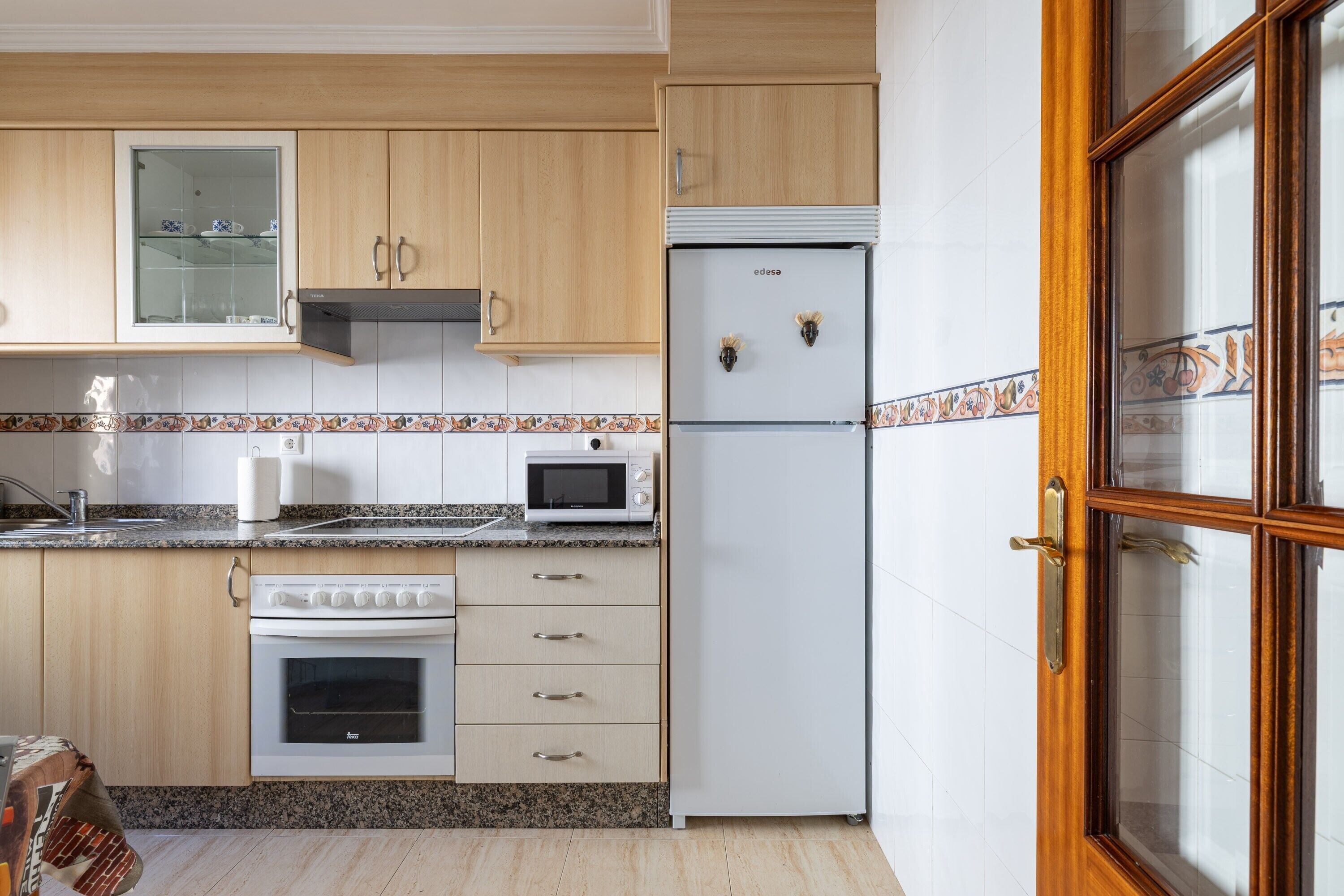 Frigorífico, microondas, horno y placa de cocina