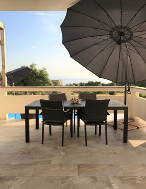Outdoor dining - Vacation home by the sea on the island of Pag (Jakišnica)