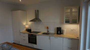 Coffee/tea maker, fridge, oven, stovetop